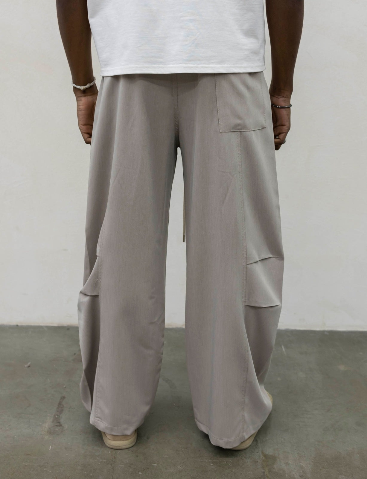 Pantaloni parachute sabbia present day