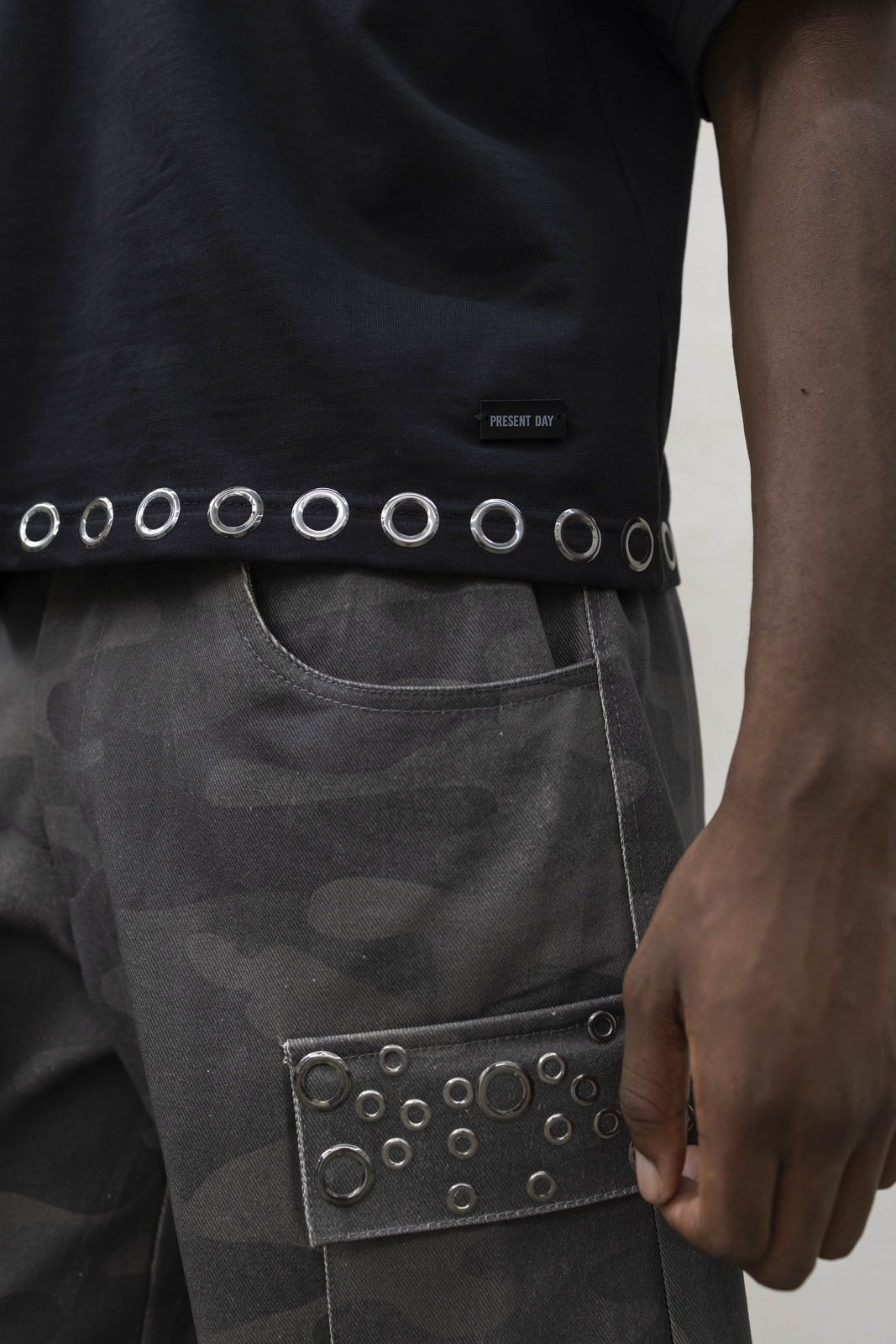 T-Shirt Crop Borchie Black Present Day