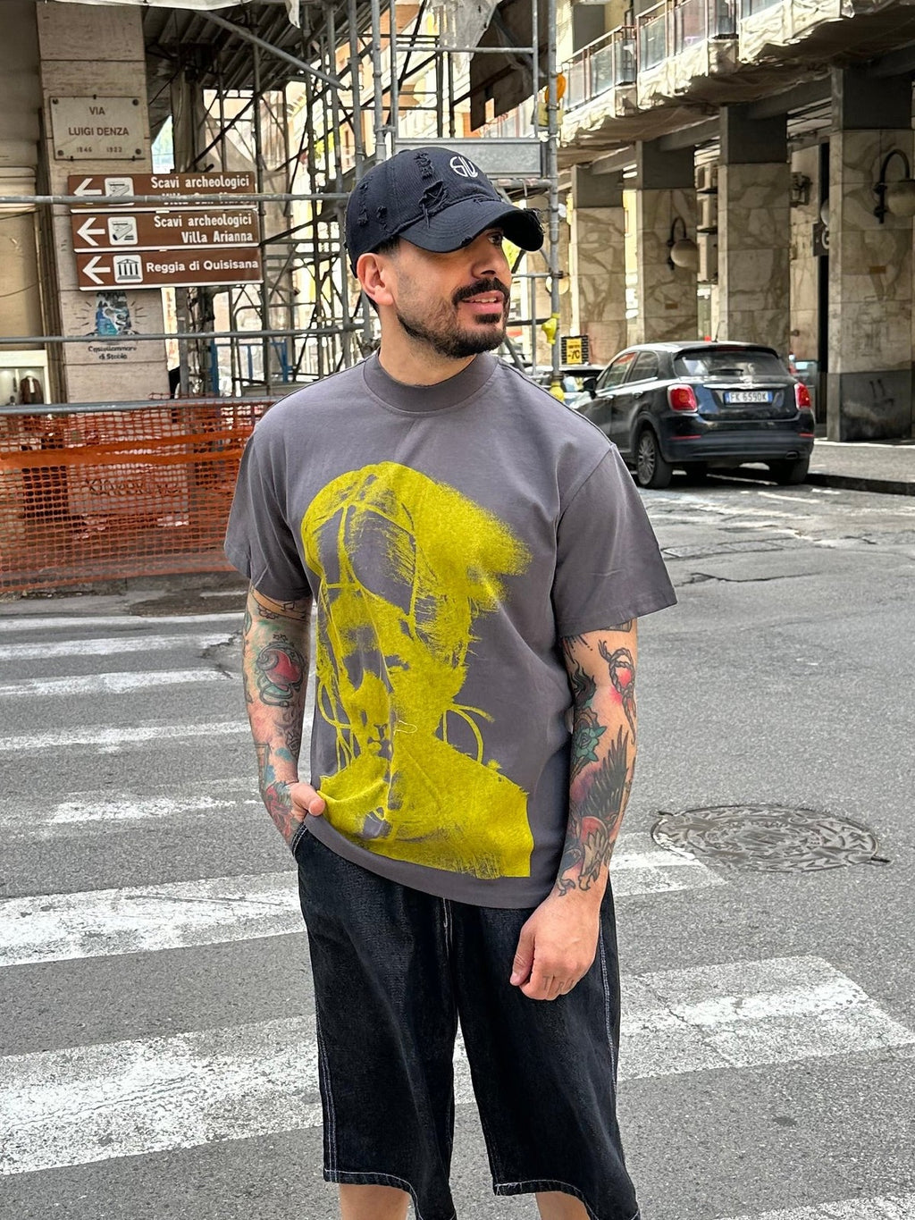 T shirt face grey