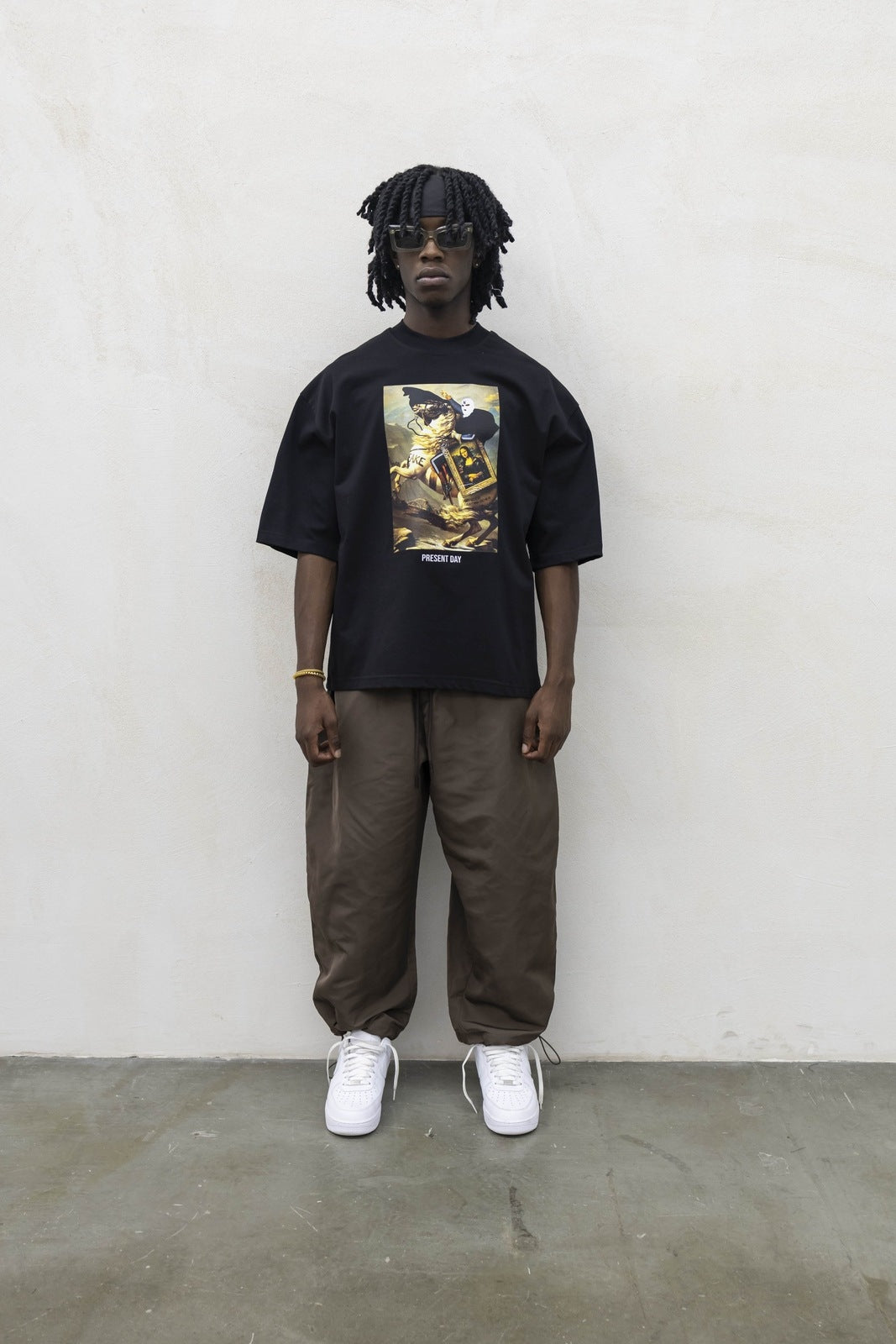 T-shirt fake black present day