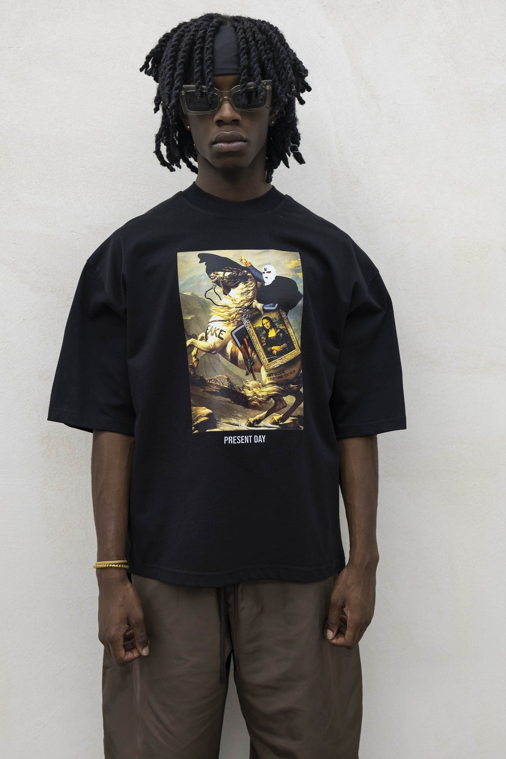 T-shirt fake black present day