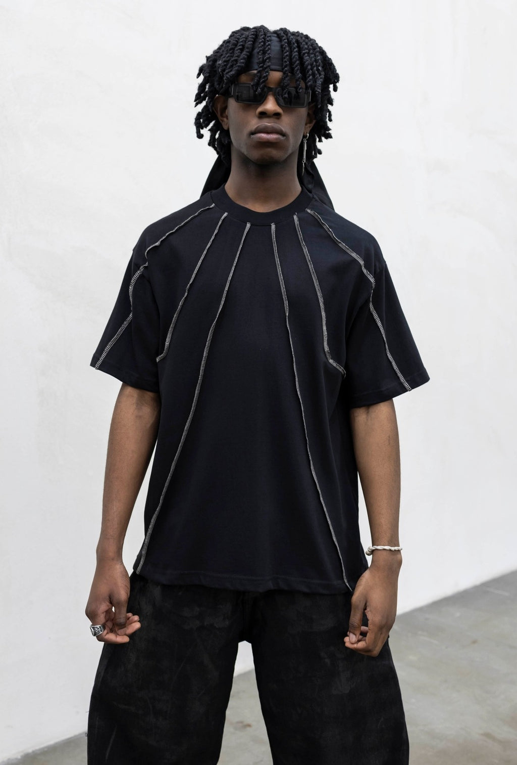 T shirt contrast black present