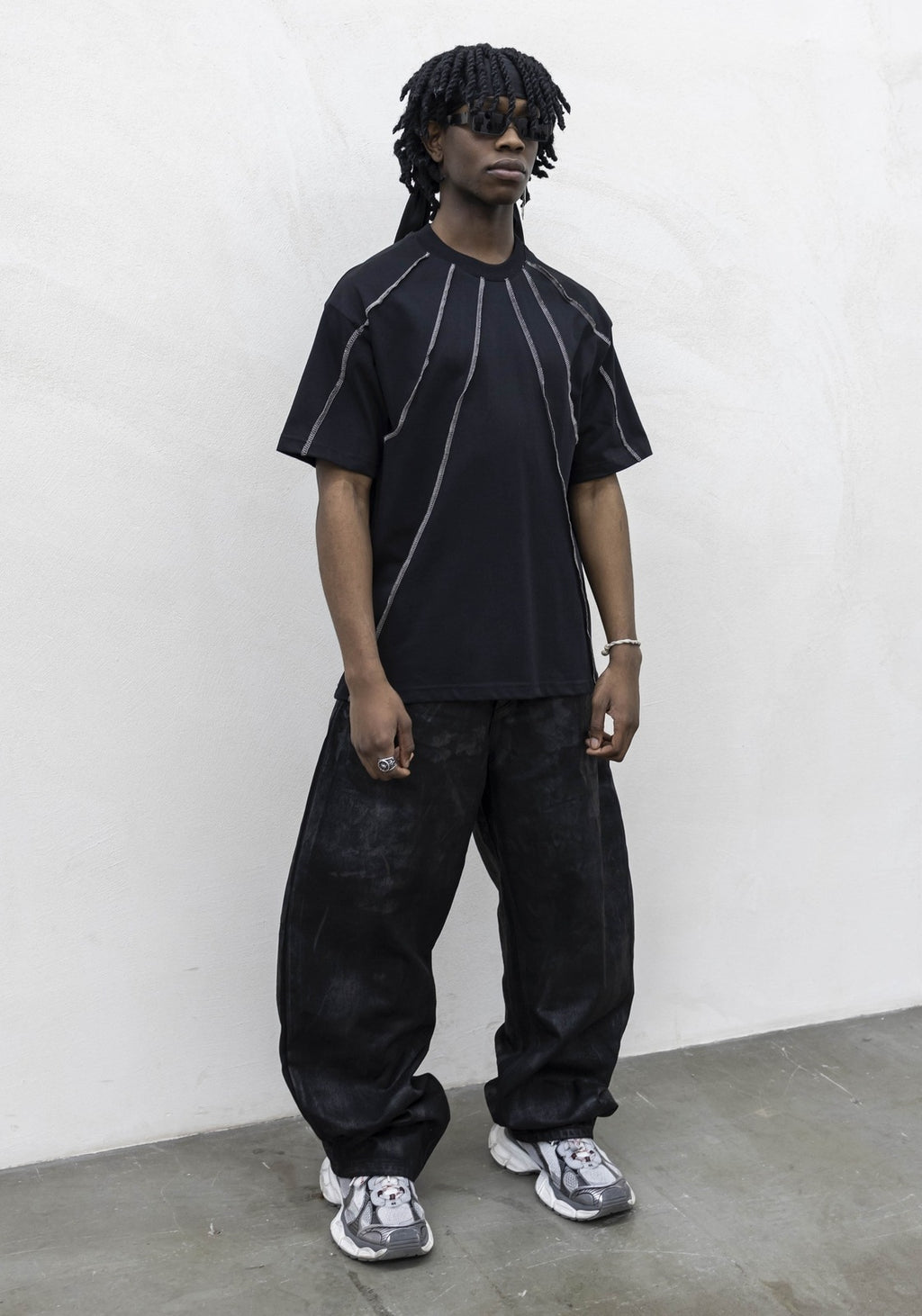 T shirt contrast black present