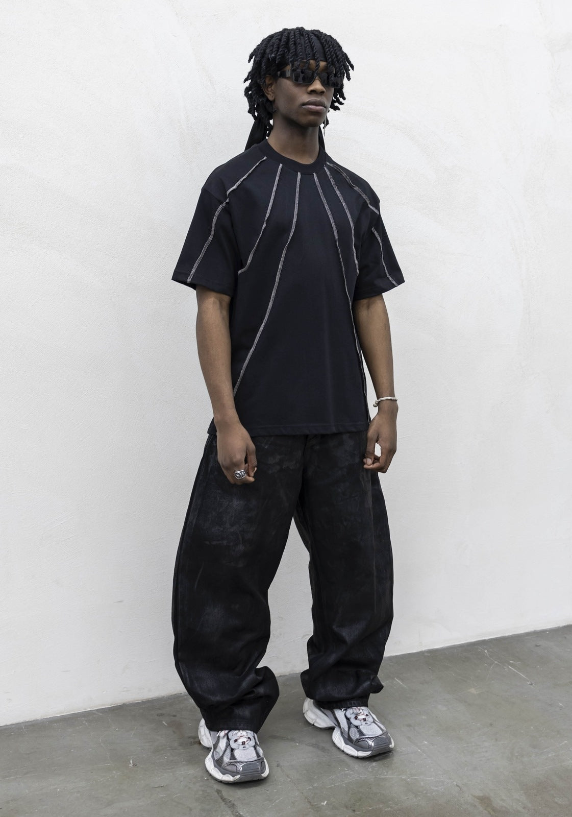 T shirt contrast black present