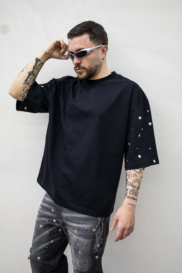 T-shirt borchie present day