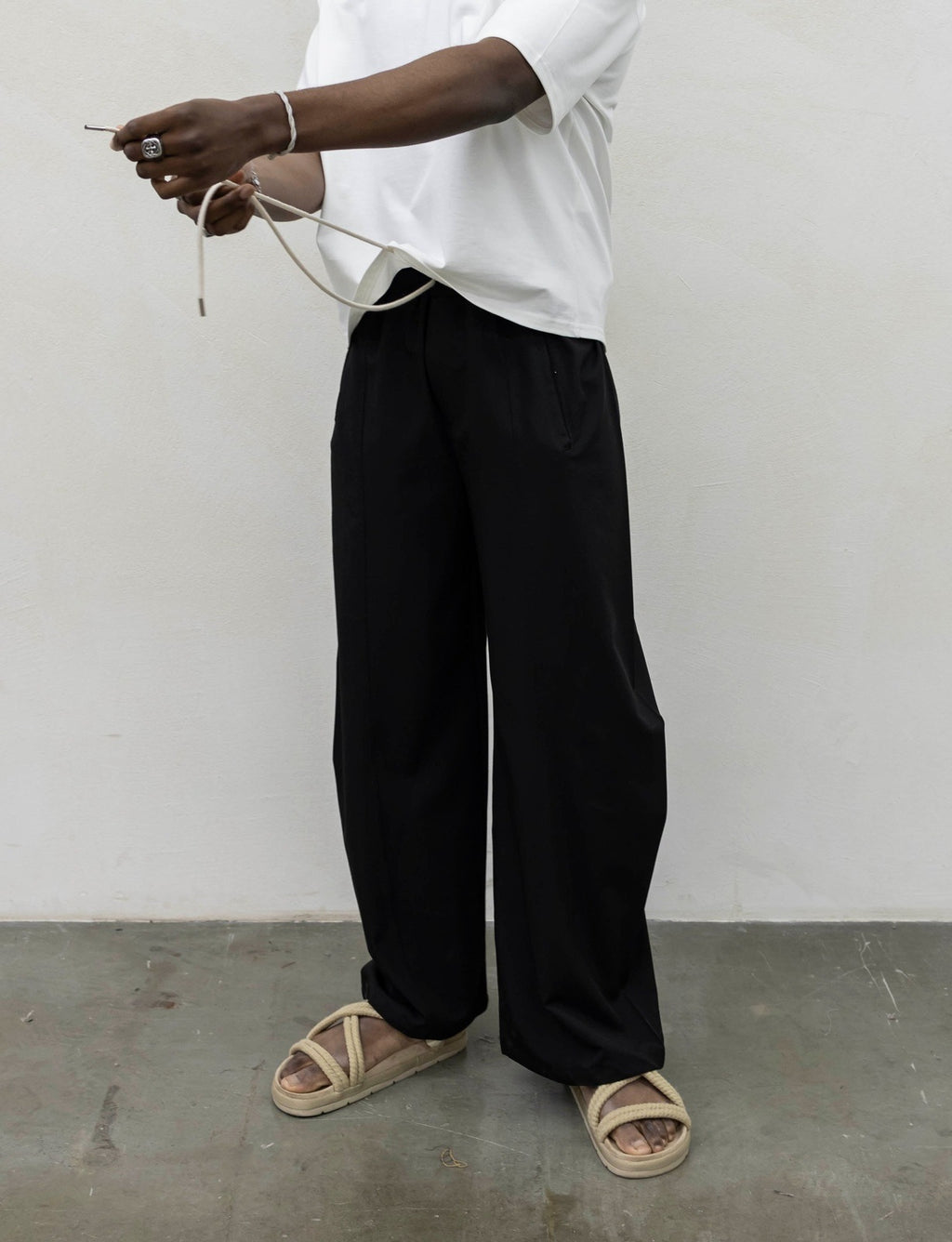 Pantaloni parachute black present day