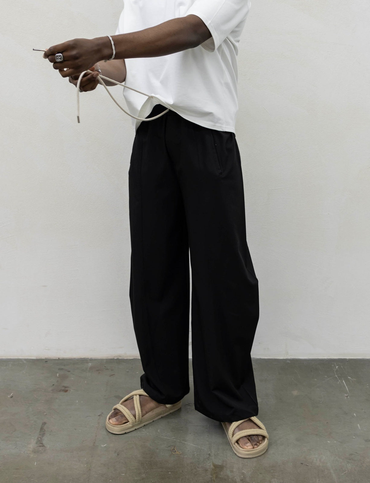 Pantaloni parachute black present day