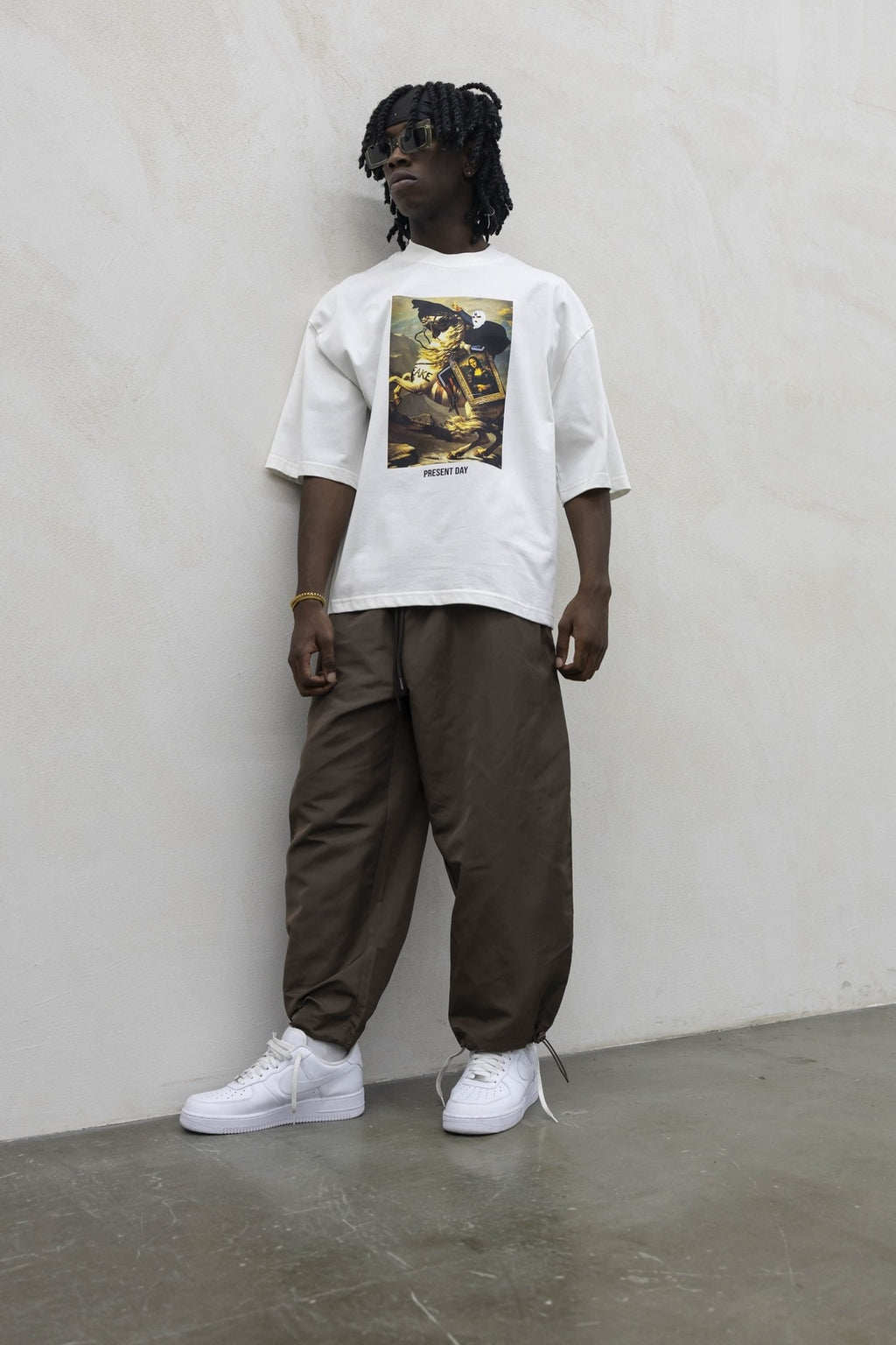 T-shirt fake white prsent day