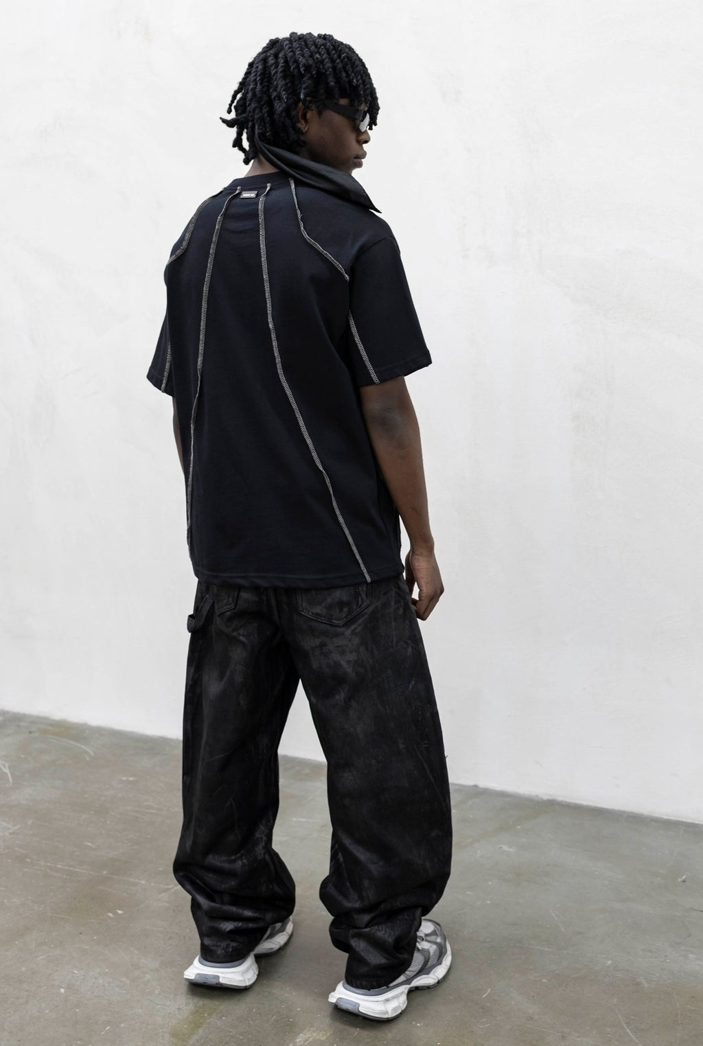 T shirt contrast black present