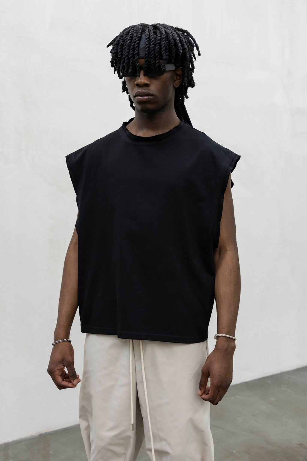 Canotta crop over black present day