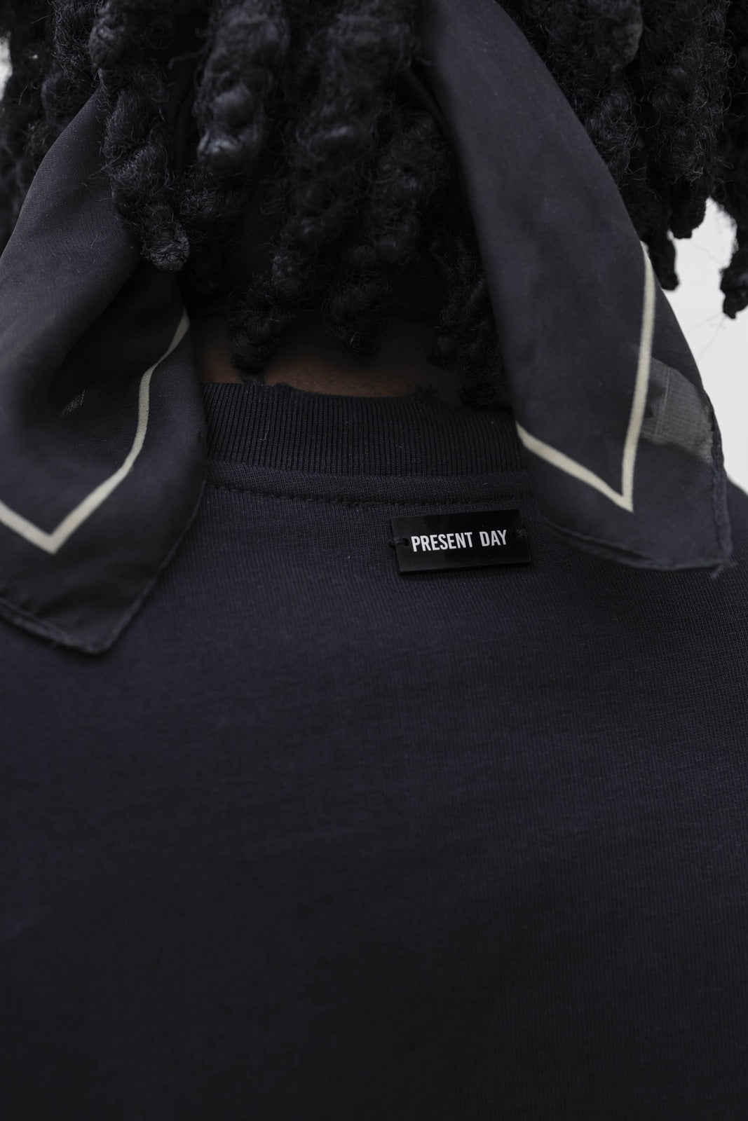 T-shirt crop black present day