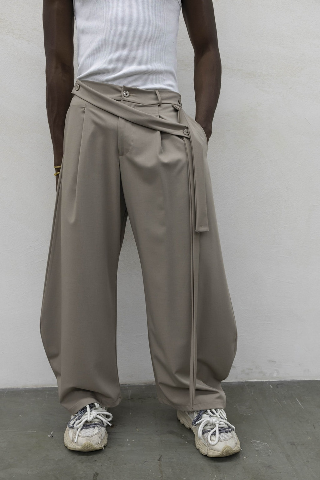 Pantaloni belt beige present day