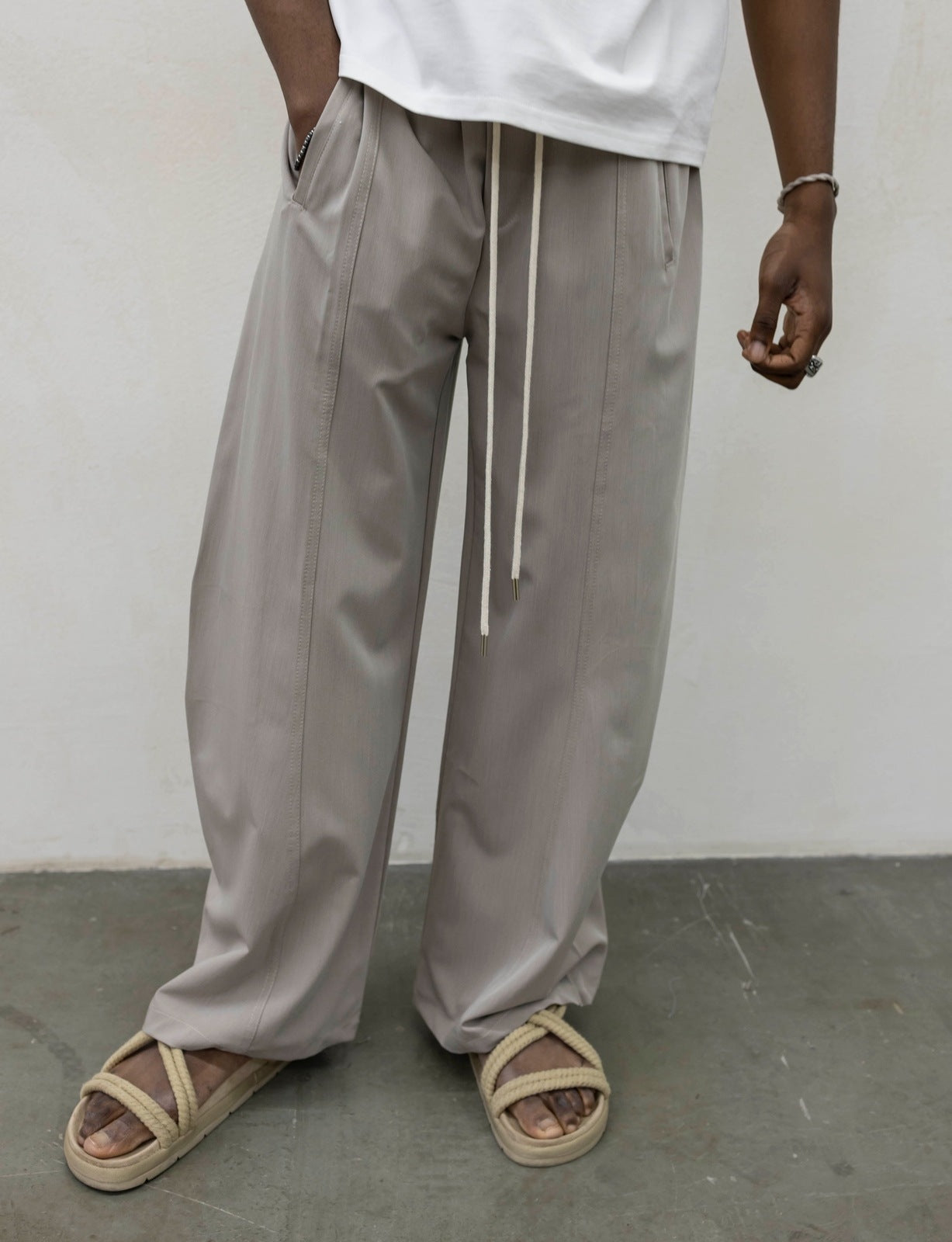 Pantaloni parachute sabbia present day