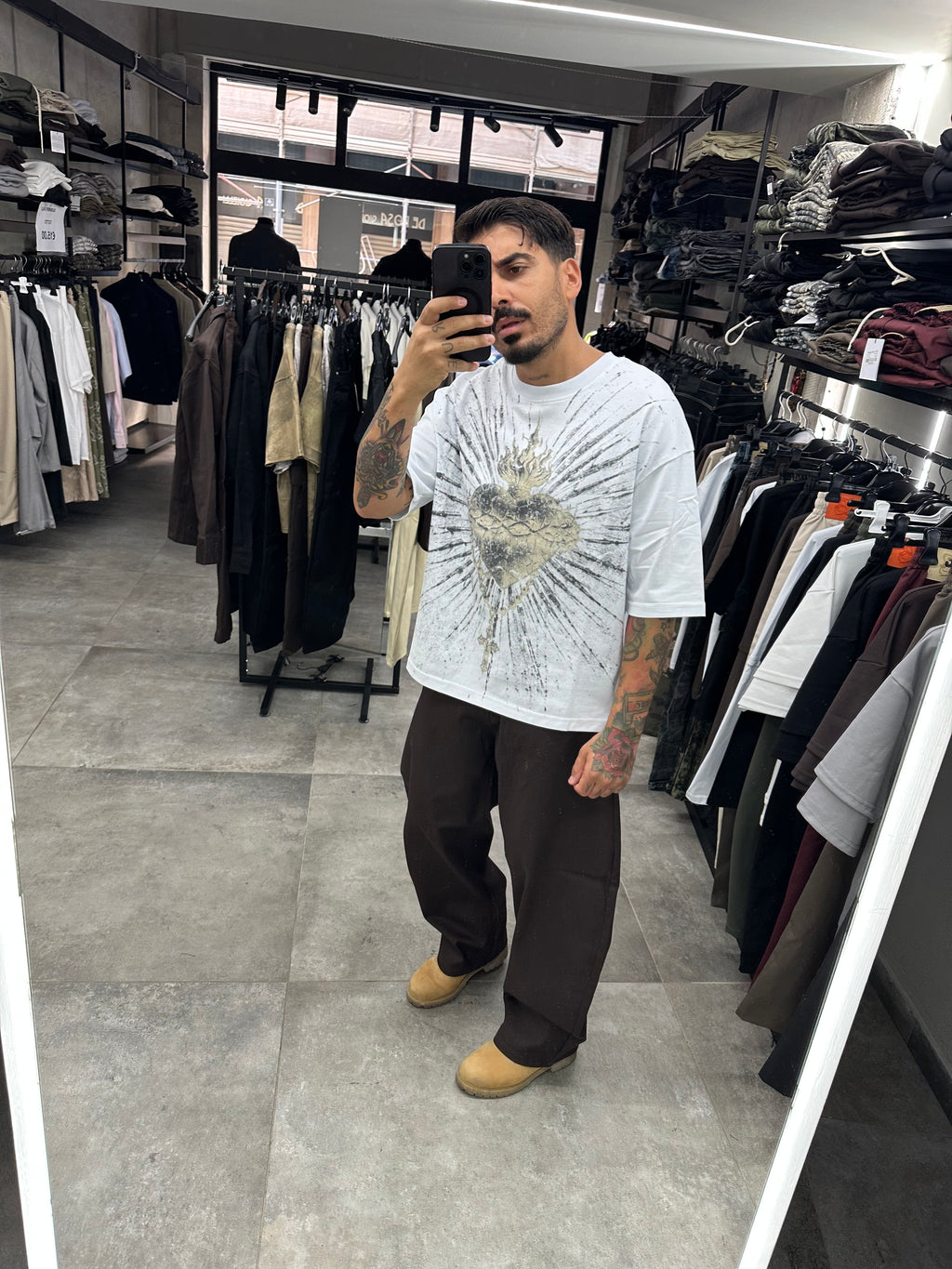 Tee Crop sacred white Present day