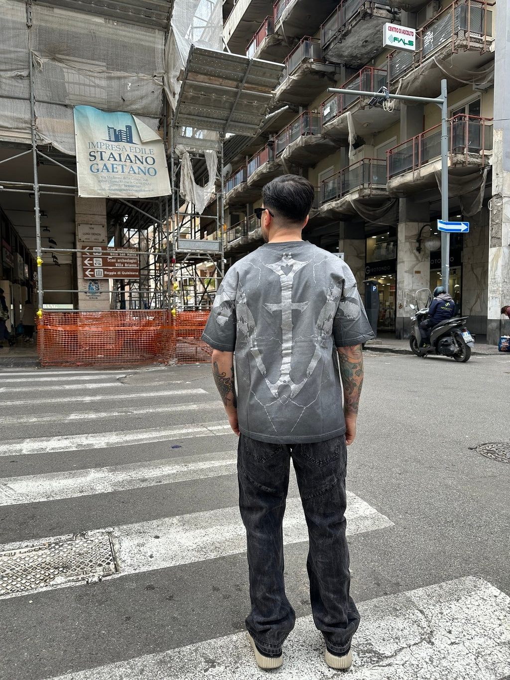 T shirt crosses wash grey