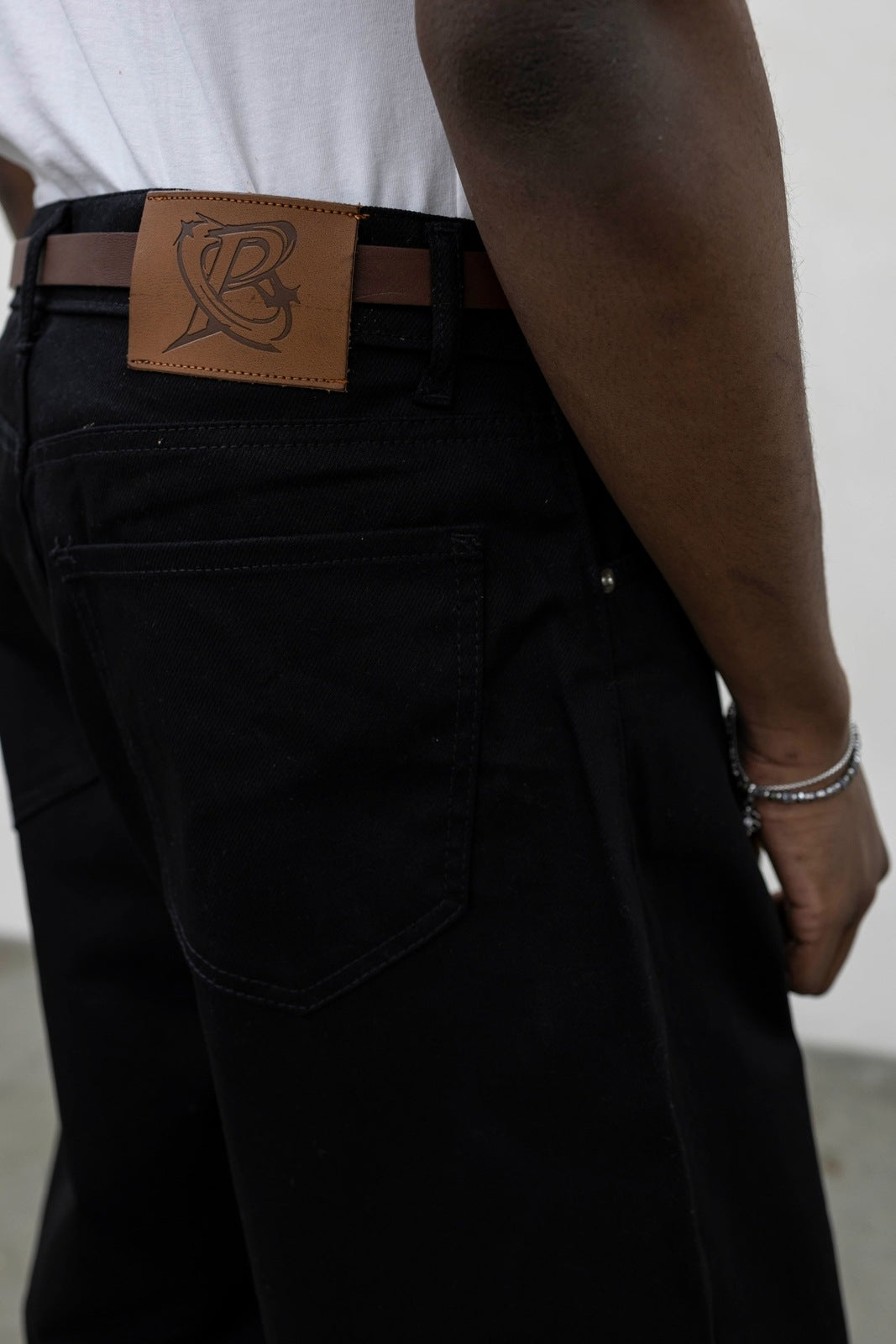 Ballon bull black Present day