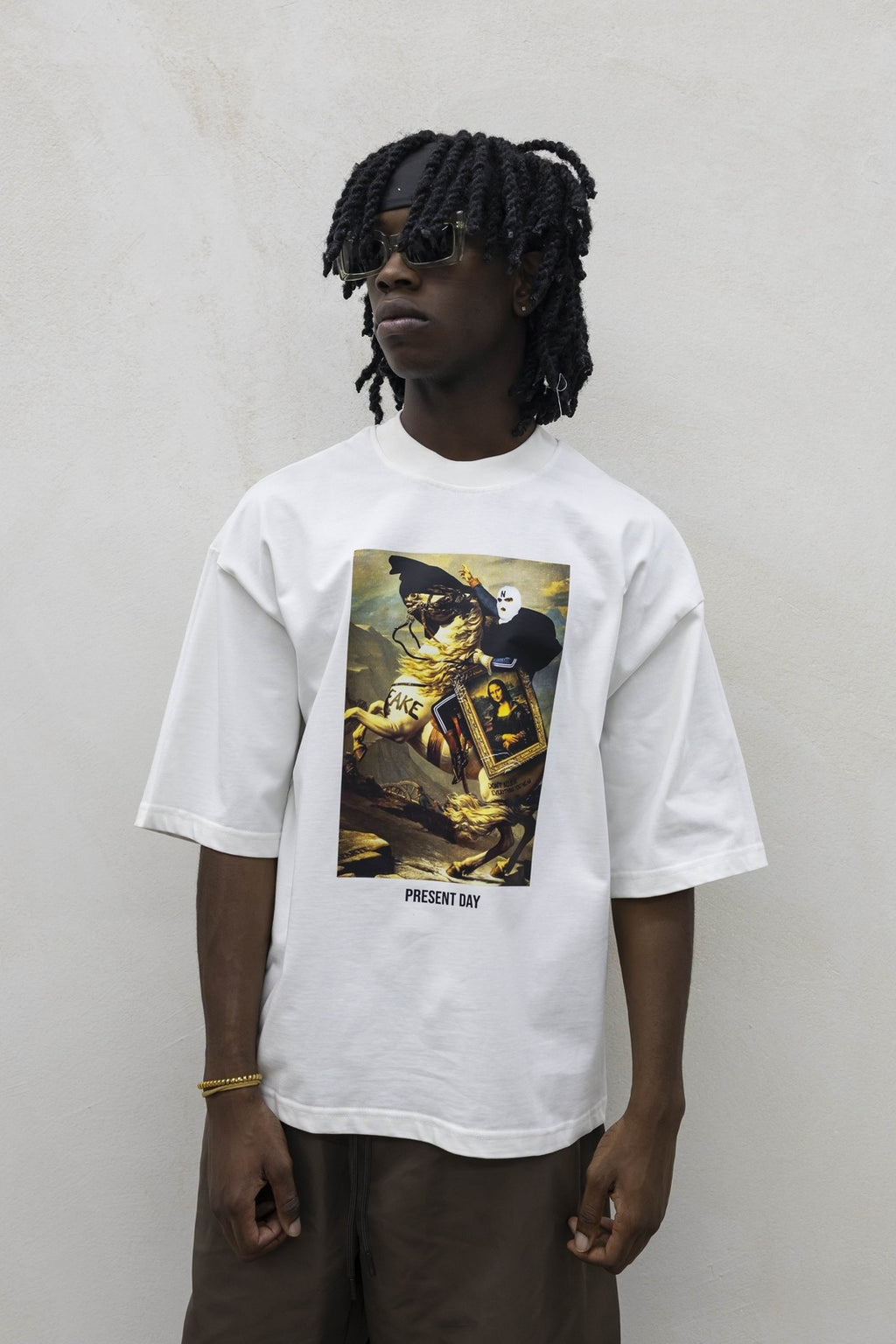 T-shirt fake white prsent day