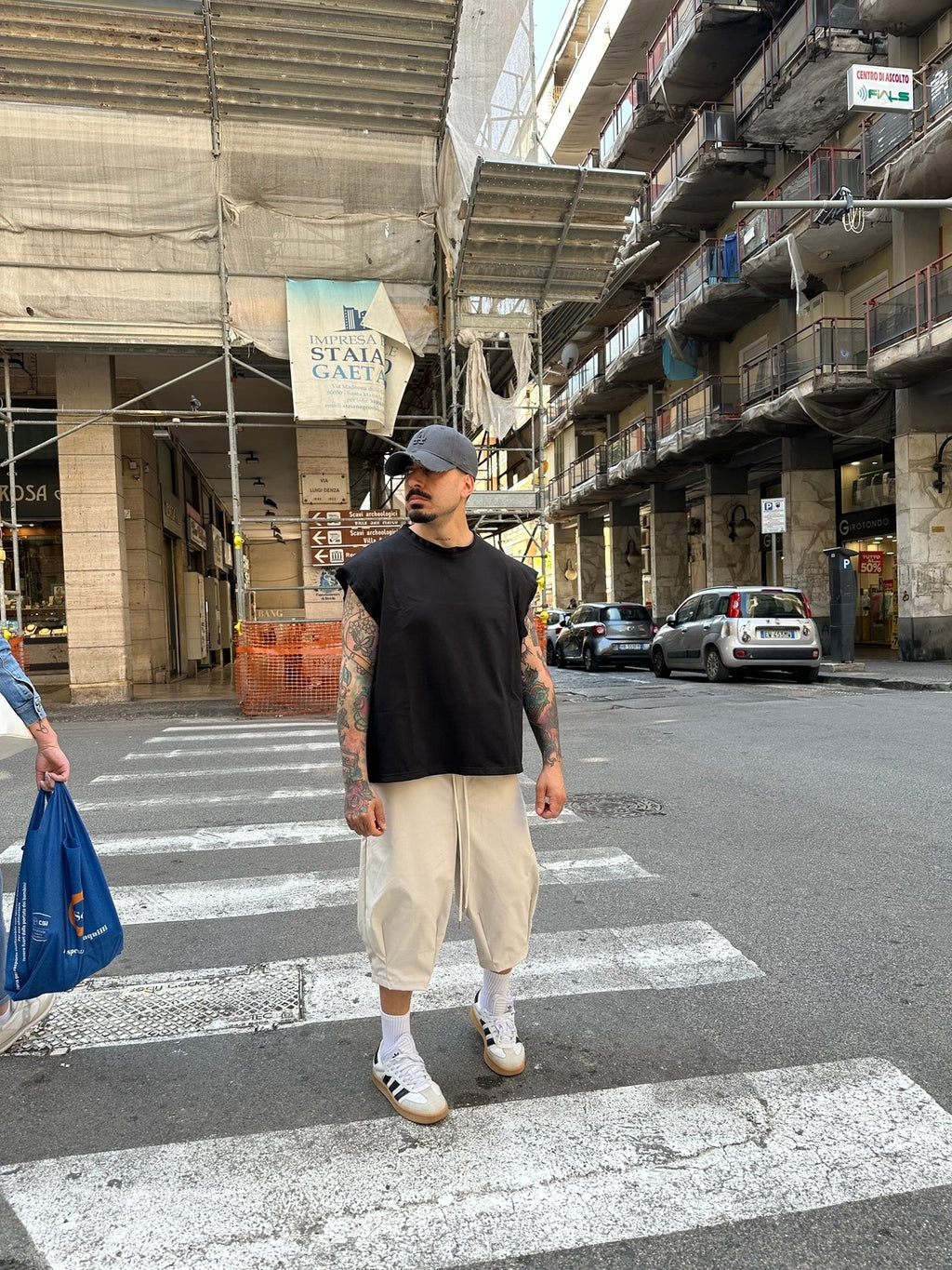 Canotta crop over black present day