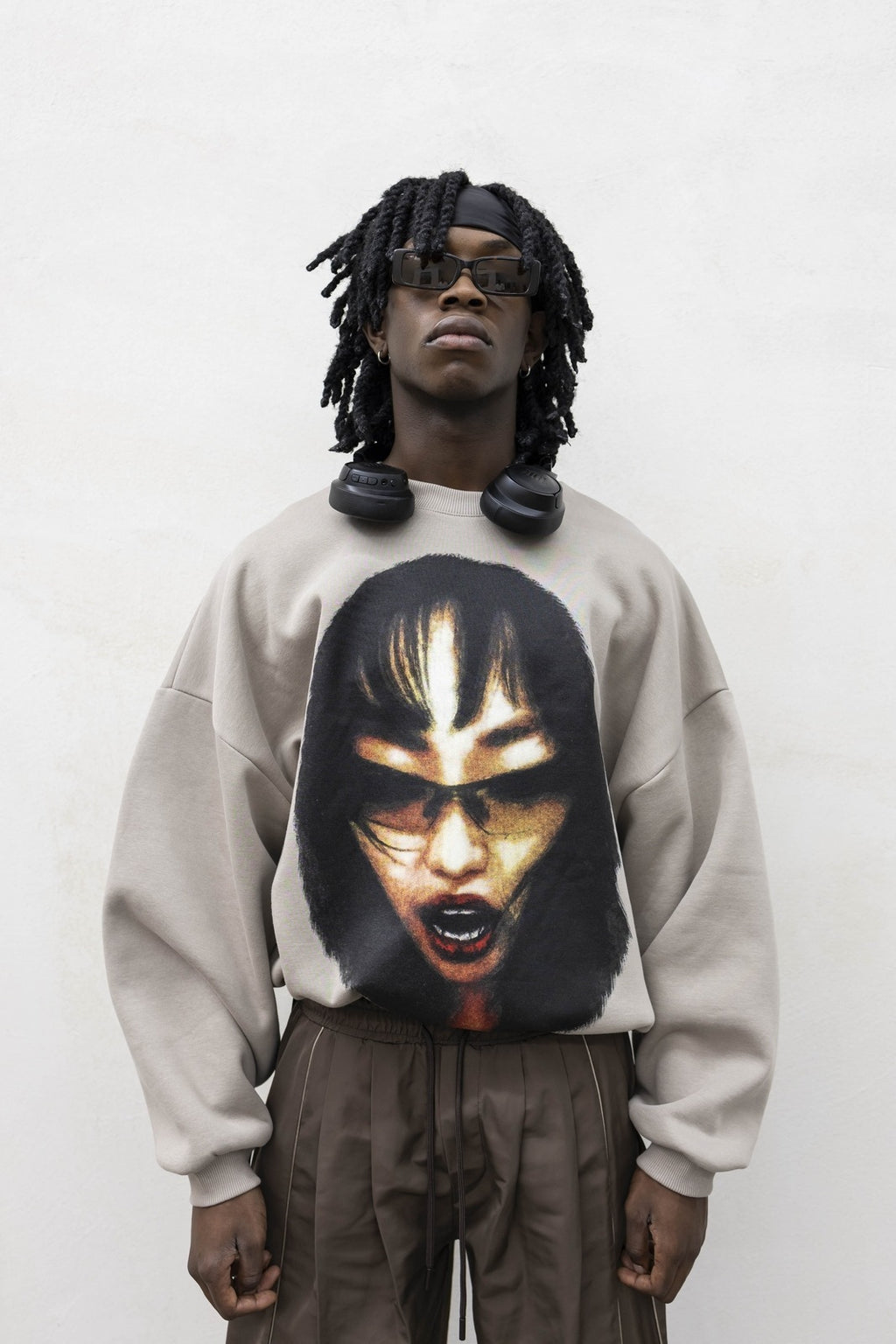 Hoodie face sabbia present day