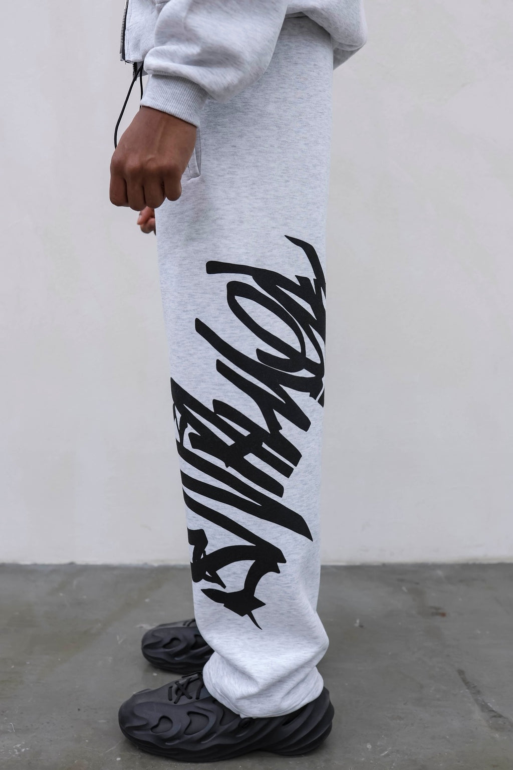 Tracksuit murales grigio nike present day