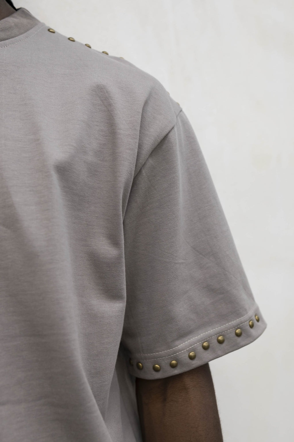 T-shirt crop borchie ott fango present day