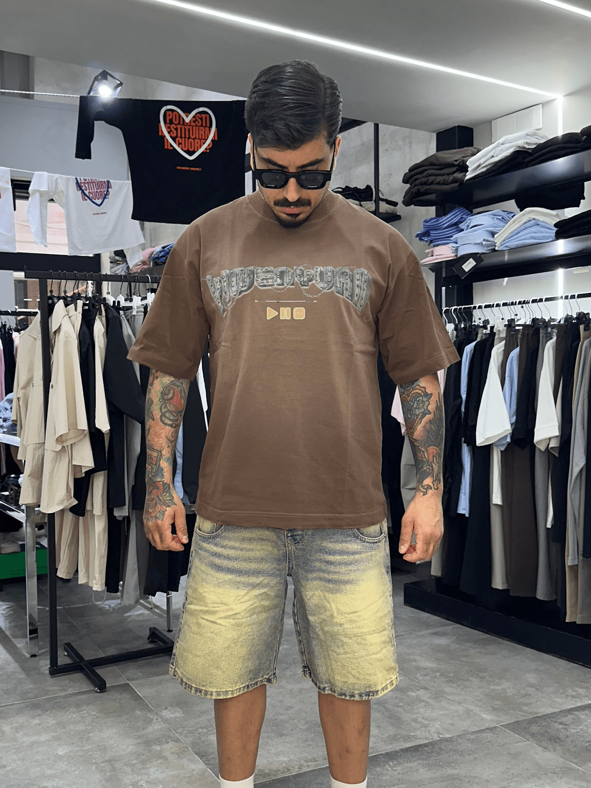 T-shirt play brown